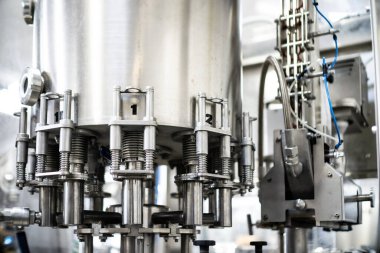Meyve suyu üretimi, fabrika hattı üretimi, endüstriyel meyve suyu kutuları ambalaj laboratuarı üretimi.