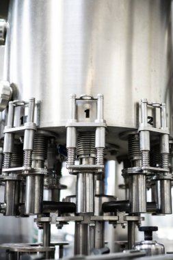 Meyve suyu üretimi, fabrika hattı üretimi, endüstriyel meyve suyu kutuları ambalaj laboratuarı üretimi.