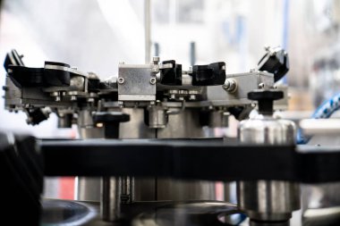 Meyve suyu üretimi, fabrika hattı üretimi, endüstriyel meyve suyu kutuları ambalaj laboratuarı üretimi.