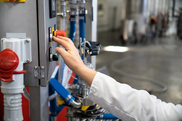 Meyve suyu üretimi, fabrika hattı üretimi, endüstriyel meyve suyu kutuları ambalaj laboratuarı üretimi.