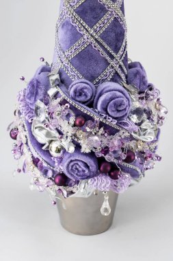 Noel ağacı masası yeni yıl kutlaması için küçük süslemeler yapıyor.