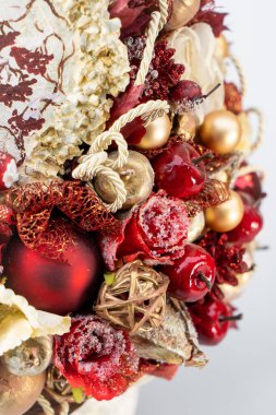 Noel ağacı masası yeni yıl kutlaması için küçük süslemeler yapıyor.