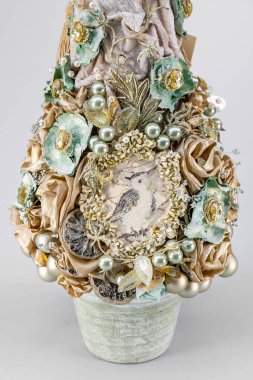 Noel ağacı masası yeni yıl kutlaması için küçük süslemeler yapıyor.