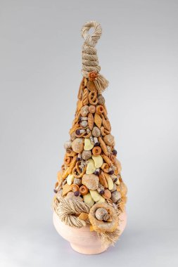 Noel ağacı masası yeni yıl kutlaması için küçük süslemeler yapıyor.