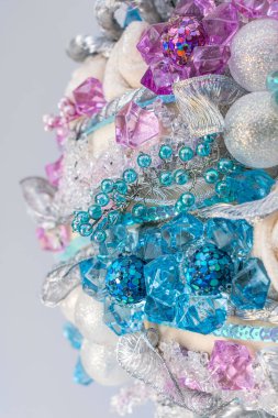 Noel ağacı masası yeni yıl kutlaması için küçük süslemeler yapıyor.