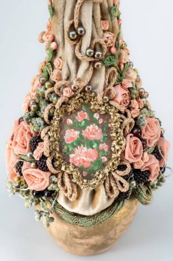 Noel ağacı masası yeni yıl kutlaması için küçük süslemeler yapıyor.