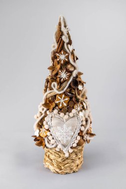 Noel ağacı masası yeni yıl kutlaması için küçük süslemeler yapıyor.