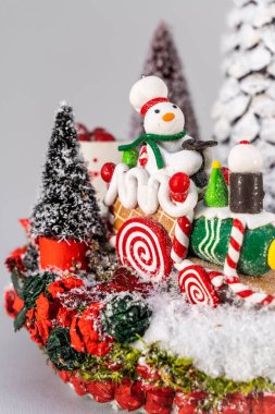 Noel ağacı masası yeni yıl kutlaması için küçük süslemeler yapıyor.