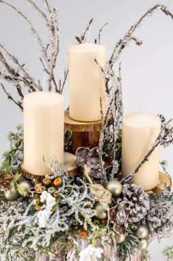 Noel ağacı masası yeni yıl kutlaması için küçük süslemeler yapıyor.