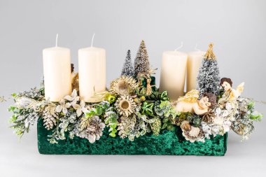 Noel ağacı masası yeni yıl kutlaması için küçük süslemeler yapıyor.