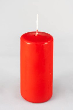 Noel ağacı masası yeni yıl kutlaması için küçük süslemeler yapıyor.