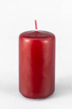 Noel ağacı masası yeni yıl kutlaması için küçük süslemeler yapıyor.