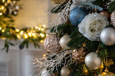 Güzel köknar ağacı ışıklarıyla süslenmiş Noel odası