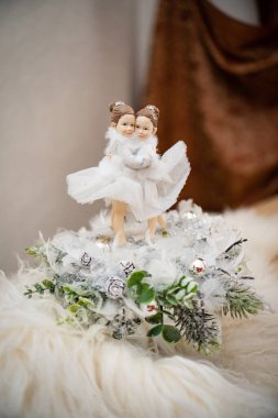 Mumlu şamdan, yeni yıl için el yapımı mini masa, yapay Noel ağacı.