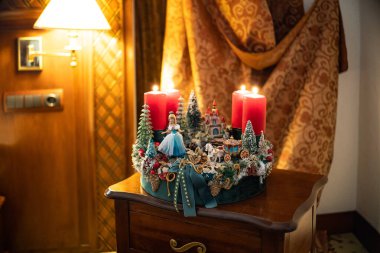 Gümüş kurdeleli sarı çelenk..