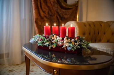 Gümüş kurdeleli sarı çelenk..