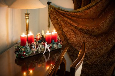 Gümüş kurdeleli sarı çelenk..