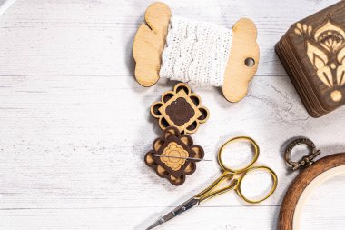 Hobiler için aksesuarlar. Hoop, iplik, iğne ve makas. Nakış ve örgü işlemek için klasik araçlar