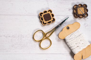 Hobiler için aksesuarlar. Hoop, iplik, iğne ve makas. Nakış ve örgü işlemek için klasik araçlar