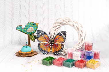 Renkli cam boncuklar. Boncuk kolye ya da boncuk gibi kadınlar yapmak için çeşitli şekil ve renkler.