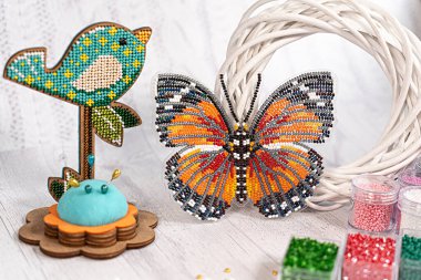 Renkli cam boncuklar. Boncuk kolye ya da boncuk gibi kadınlar yapmak için çeşitli şekil ve renkler.