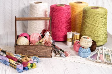 İplikler makarada. Nakış işleme hobi aksesuarları yaratıcılığı için renkli korseler. Alan için arkaplan