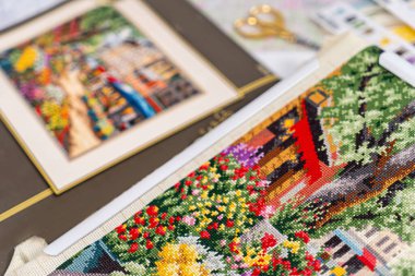 Nakış için iplikler. Nakışlı renkli bir resim. Boncuklanmaya ayarlandı.