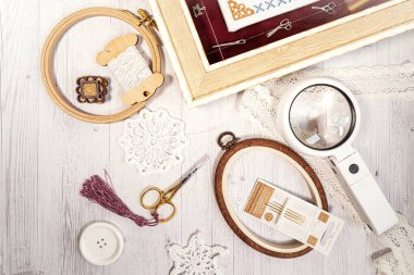 Hobiler için aksesuarlar. Hoop, iplik, makas, iğne ve makas. Nakış ve örgü işlemek için klasik araçlar