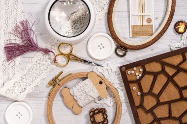 Hobiler için aksesuarlar. Hoop, iplik, makas, iğne ve makas. Nakış ve örgü işlemek için klasik araçlar