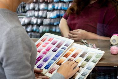 İplik rengi paleti. Nakış işleme hobisi için iplikler.