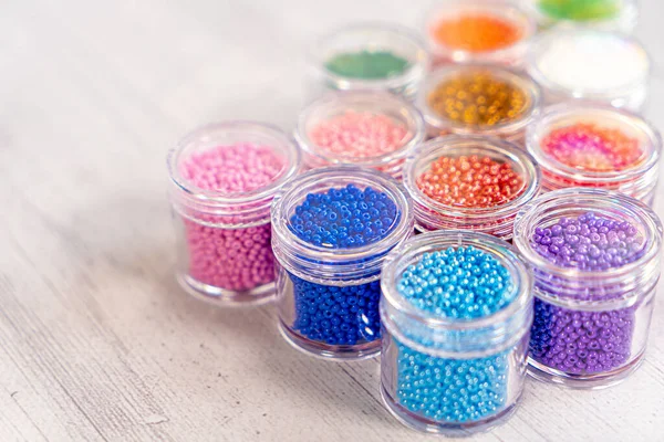Renkli cam boncuklar. Boncuk kolye ya da boncuk gibi kadınlar yapmak için çeşitli şekil ve renkler.