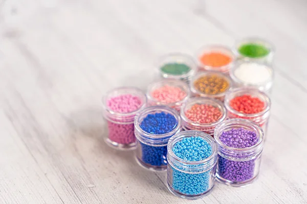 Renkli cam boncuklar. Boncuk kolye ya da boncuk gibi kadınlar yapmak için çeşitli şekil ve renkler.
