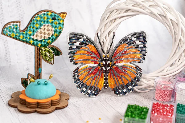 Renkli cam boncuklar. Boncuk kolye ya da boncuk gibi kadınlar yapmak için çeşitli şekil ve renkler.