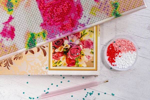 Boncuklanmaya hazır. Paketlerdeki boncuklar. Palette nakış işliyor.