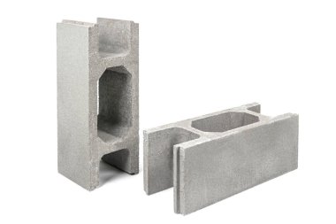 Vakfın inşası için beton dökümü. Mimari bağlayıcılar beyaz arka planda izole edilmiş çimento çitlerini güçlendiriyor