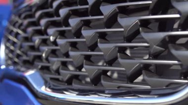 Parlak ön ışıkları parlak mavi lacivert bir iş arabası.