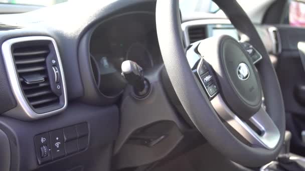 Синій Блискучий Спортивний Бізнес Автомобіль Відкриті Бічні Двері — стокове відео