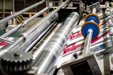 Ofset makinesinde yüksek hızda yazdırılıyor. Etiket, Katlanmış, Yazdırılıyor, Nesneler Grubu Ticari Mallar