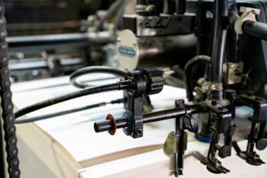 Baskı makinesi besleme makinesi besleme makinesi ile besleme tablosu aracılığıyla metalik kağıdı baskı ünitesi fabrikasına transfer