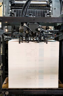 Baskı makinesi besleme makinesi besleme makinesi ile besleme tablosu aracılığıyla metalik kağıdı baskı ünitesi fabrikasına transfer