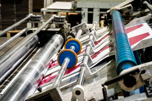 Ofset makinesinde yüksek hızda yazdırılıyor. Etiket, Katlanmış, Yazdırılıyor, Nesneler Grubu Ticari Mallar