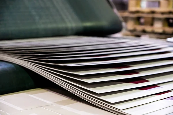 Ofset makinesinde yüksek hızda yazdırılıyor. Etiket, Katlanmış, Yazdırılıyor, Nesneler Grubu Ticari Mallar