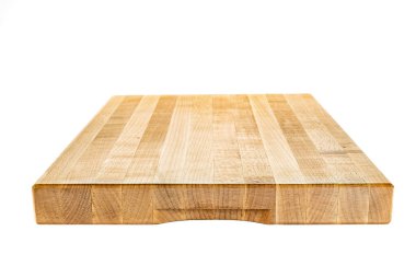 Tahta kesme tahtası beyaz arka plan masasında izole edilmiş.