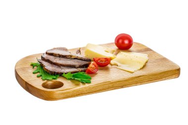 Kahvaltı - ekmek, jambon ve peynir tahtada, beyaz arka planda izole edilmiş..