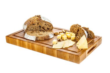 Tahta tahta tahta, beyaz arka planda ekmek ve lezzetli peynir..