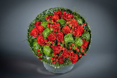 Alışılmadık bir düğün çiçeği, gri arka planda pembe çiçekler..