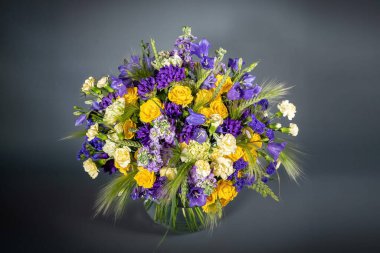 Alışılmadık bir düğün çiçeği, gri arka planda pembe çiçekler..