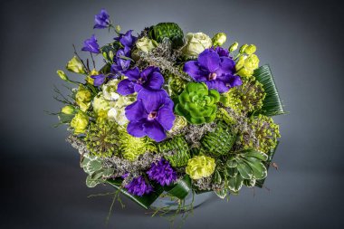 Alışılmadık bir düğün çiçeği, gri arka planda pembe çiçekler..