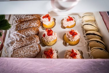 Masanın üzerindeki hediye kutusunda nefis çikolata şekerlemeleri..