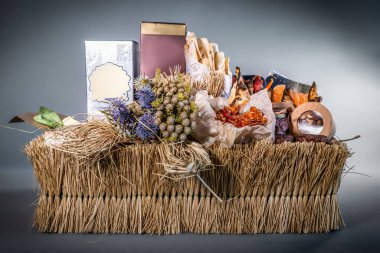 Kurutulmuş tuzlanmış balık, tuzlanmış fıstık, kraker, kurutulmuş ekmek ve erkek hediyesi olarak siyah arka planda izole edilmiş diğer bira atıştırmalıklarından oluşan orijinal buket. Sol görünüm.